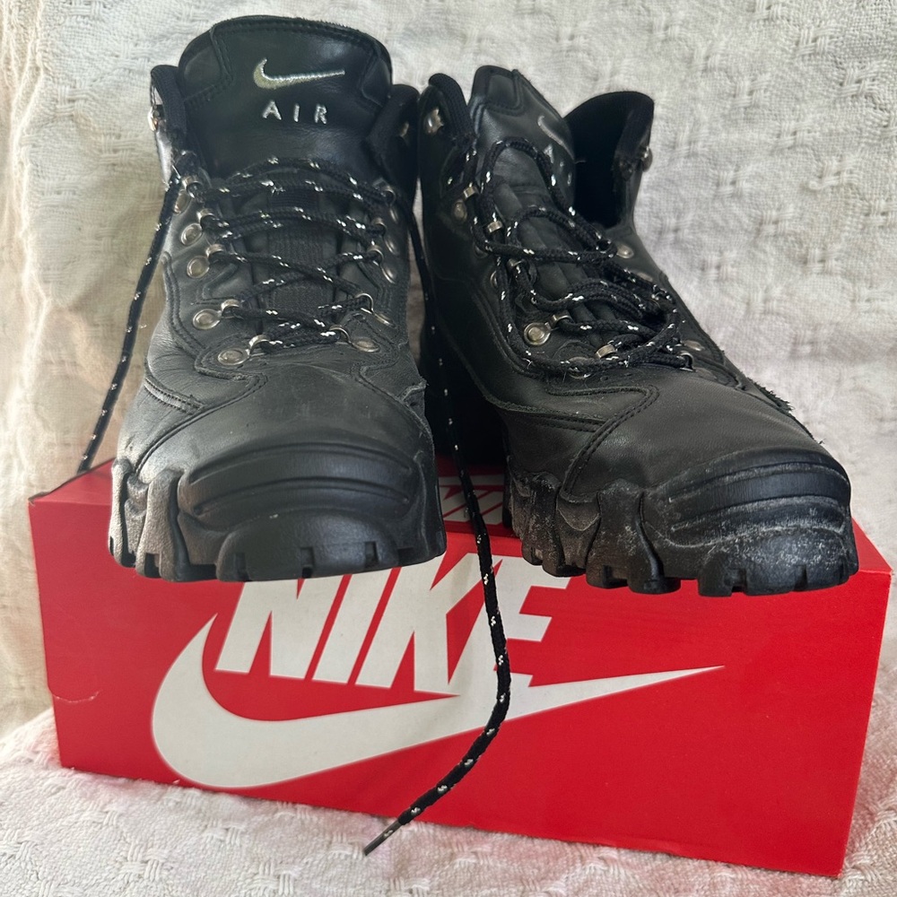 Nike Air women's Black Athletic/hiking Shoes size 10